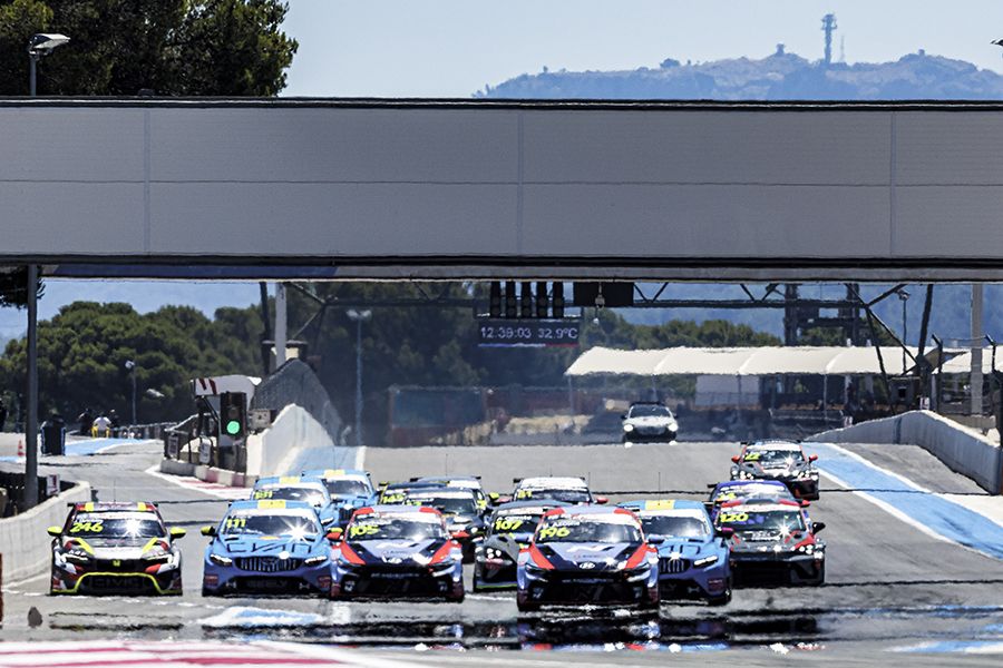 Mikel Azcona beats Yann Ehrlacher to victory at Paul Ricard