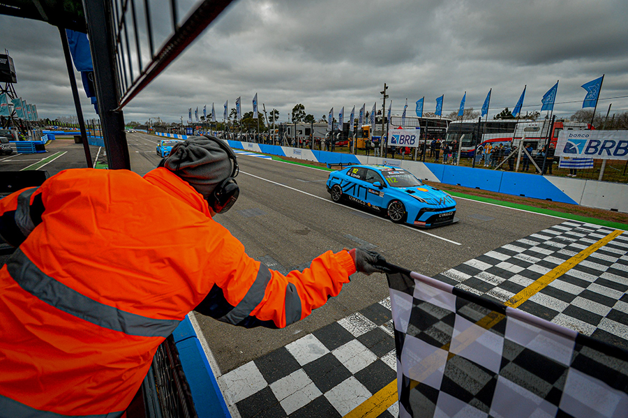 Lights-to-flag win for Urrutia in El Pinar&rsquo;s Race 1