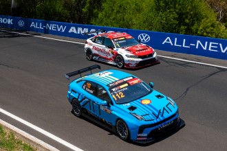 Urrutia wins Bathurst&rsquo;s Race 1 and Huff takes the points lead