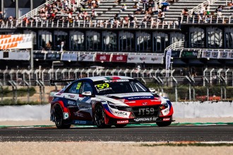 Local drivers join the Kumho FIA TCR World Tour in Vila Real