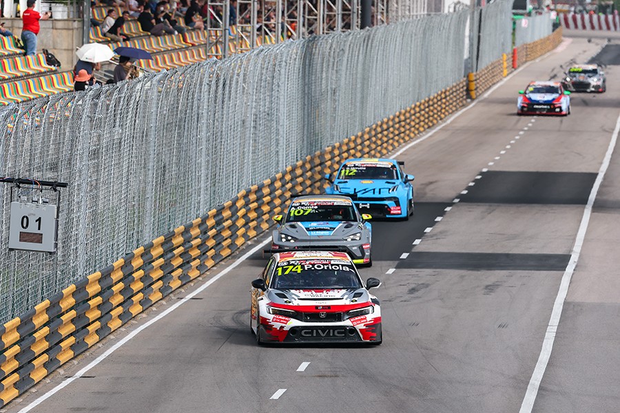 Oriola and Urrutia put on a show in Macau Race 1