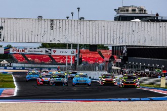 Entry list of 29 cars for the Kumho FIA TCR World Tour in Valencia