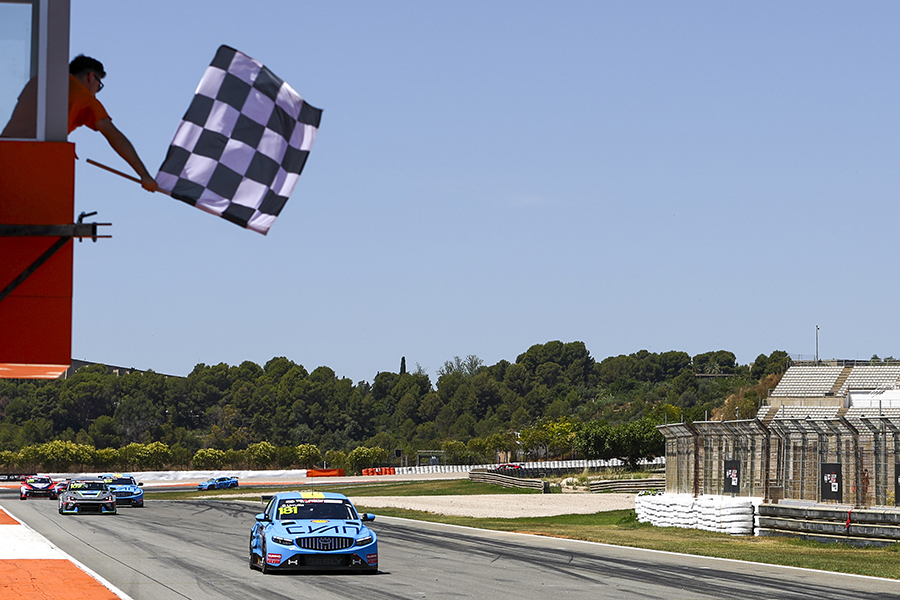 Urrutia inherits a second win as Brickley blows up in the lead