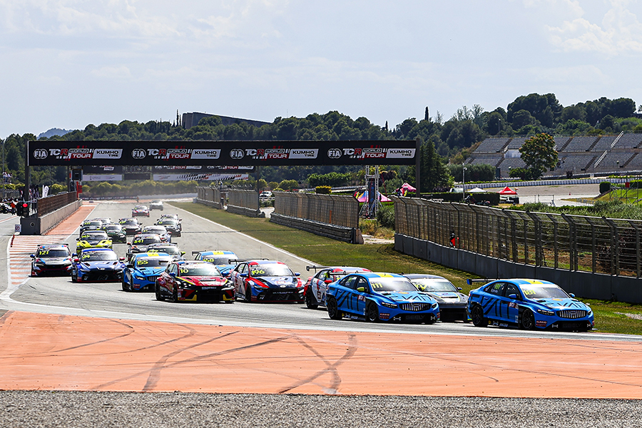 Urrutia takes the first hat-trick in the Kumho FIA TCR World Tour
