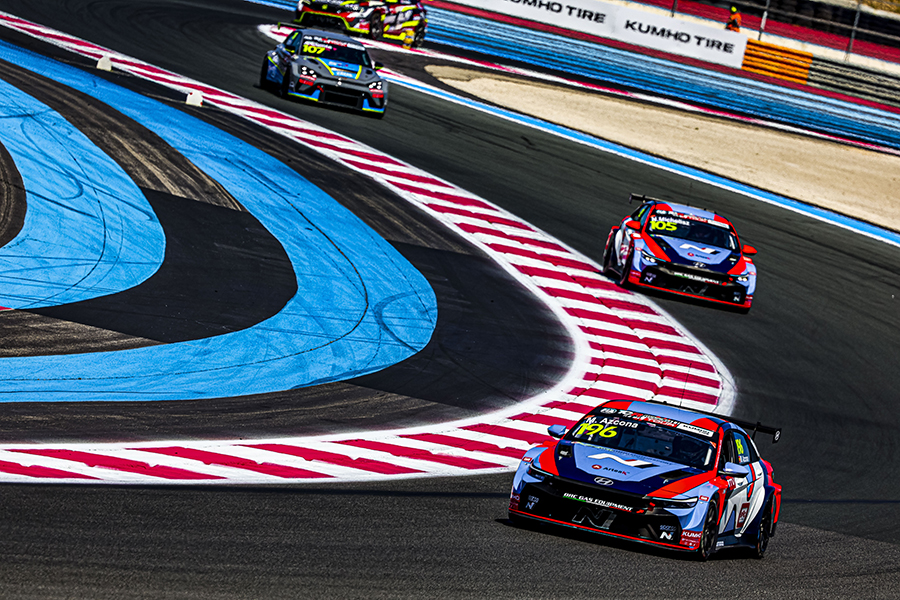 Mikel Azcona grabs the pole position at Paul Ricard
